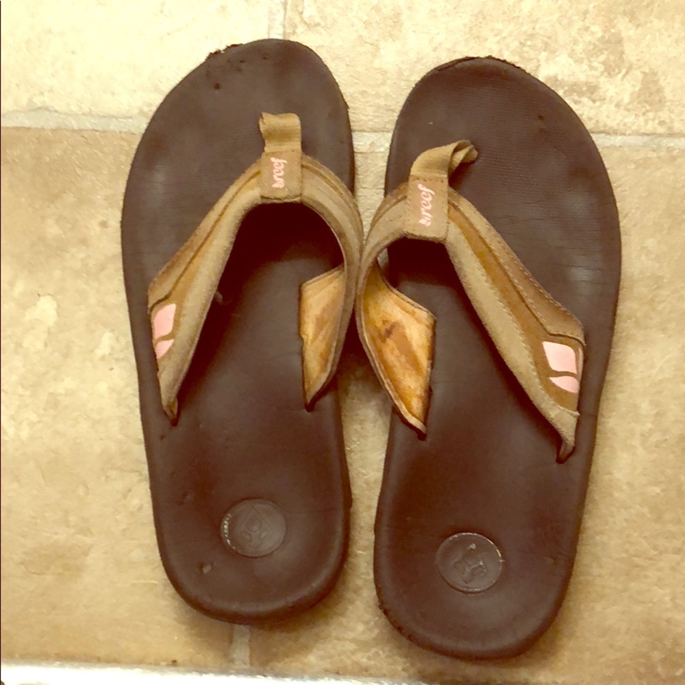 Die hard reef fans brown and pink flip flops!Size6